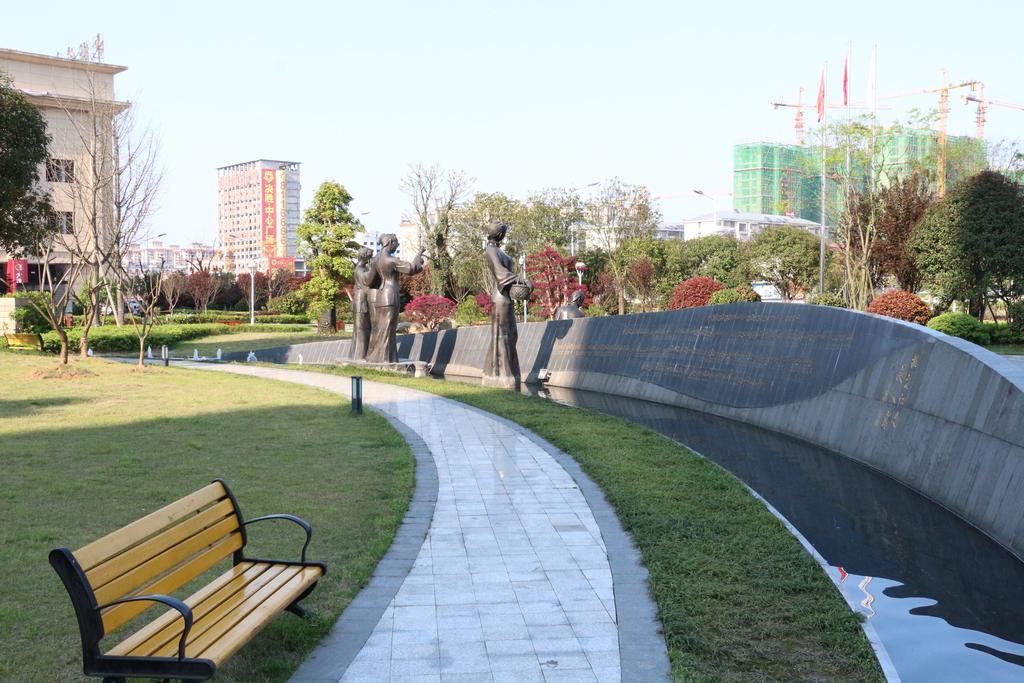 Ramada Yiyang Taojiang Hotel Bagian luar foto